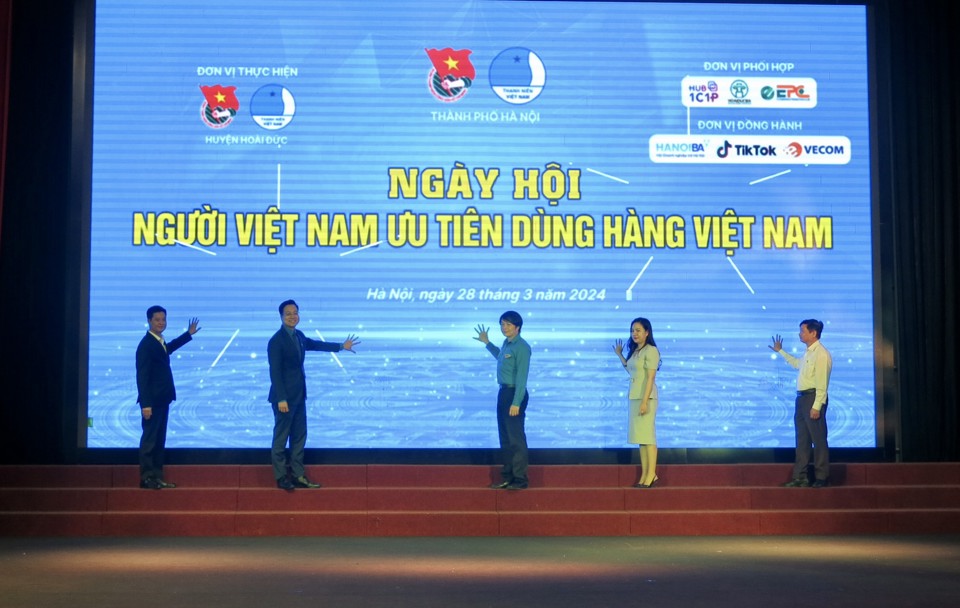 Các đại biểu nhấn nút khai mạc ngày hội