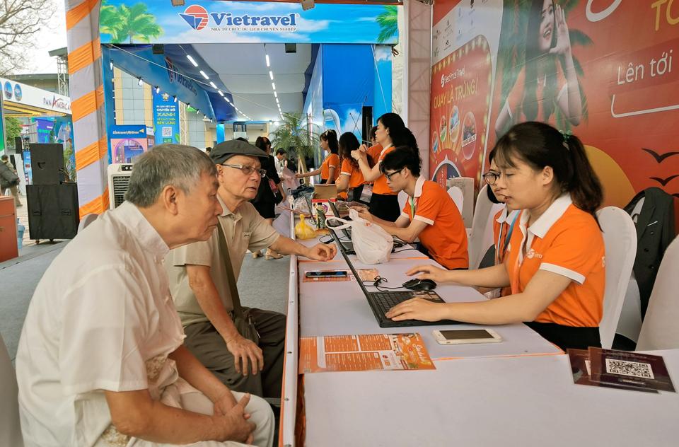 Khách du lịch mua tour tại VITM Hà Nội 2024. Ảnh: Hoài Nam