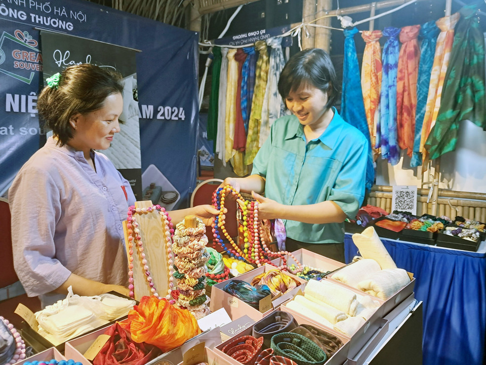 Người tiêu dùng tiếp cận sản phẩm lưu niệm tại hội chợ. Ảnh: Hoài Nam