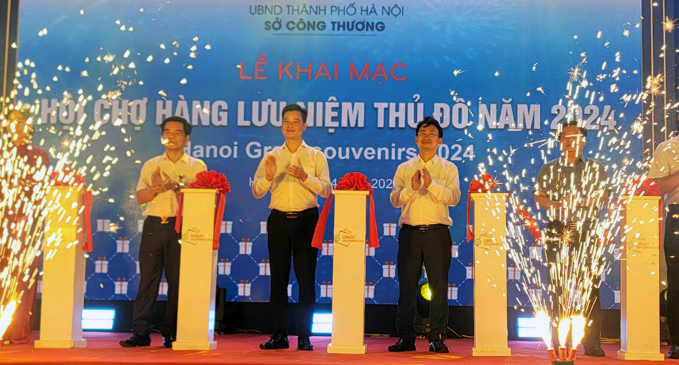 Các đại biểu cắt băng khai mạc hội chợ “Hàng lưu niệm Thủ đô năm 2024. Ảnh: Hoài Nam