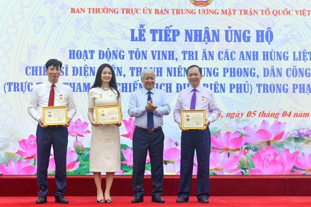 Đ/c Phạm Đức Tuấn - Thành viên Hội đồng Thành viên Agribank (ngoài cùng bên trái) nhận Kỷ niệm chương