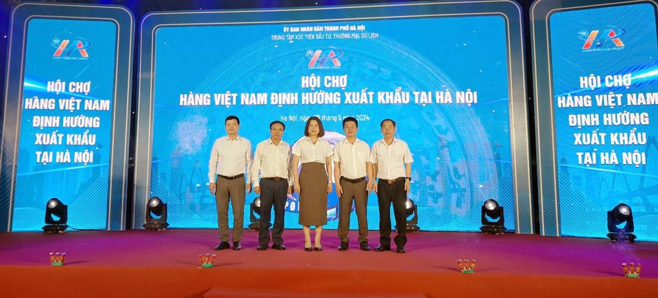 Các đại biểu khai mạc Hội chợ hàng Việt Nam định hướng xuất khẩu tại Hà Nội. Ảnh: Hoài Nam