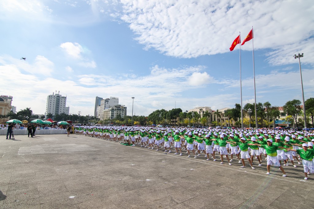 9. Các em được nâng cao thể chất và rèn luyện sự bền bỉ thông qua dinh dưỡng hợp lý kết hợp vận động thể chất, đặc biệt là môn bơi lội