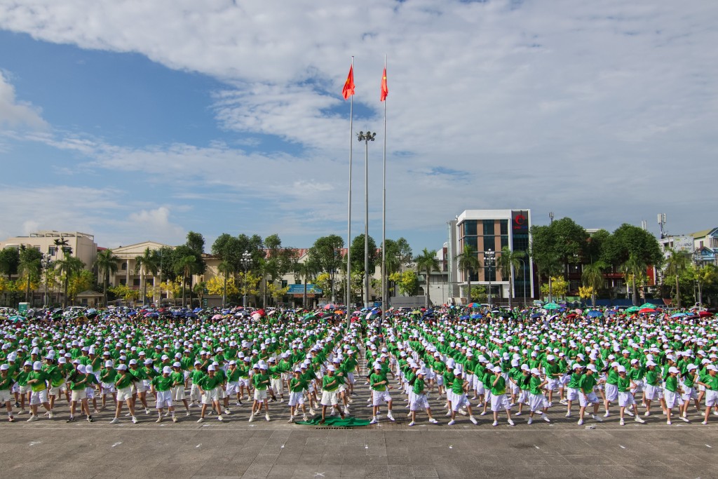 5. Toàn thể các em học sinh và người dân khởi động trước khi bắt đầu chương trình