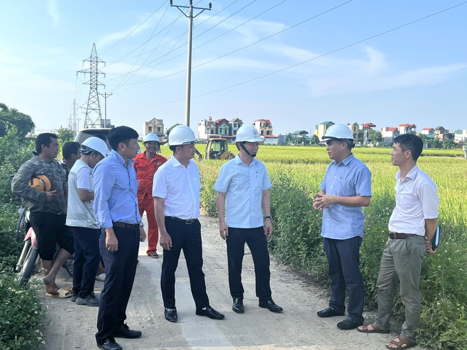 Thành viên HĐTV Nguyễn Xuân Thắng (hàng đầu, thứ hai từ trái qua) và Phó Tổng giám đốc EVNHANOI Hoàng Minh Giang (kế bên trái) khảo sát hiện trường thi công.