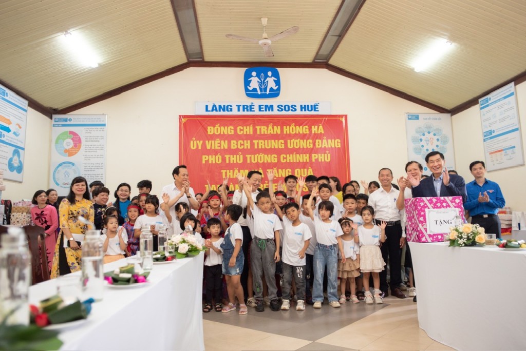 Ong Johnathan Hanh Nguyen cung cac cap lanh dao tham lang tre em SOS Hue