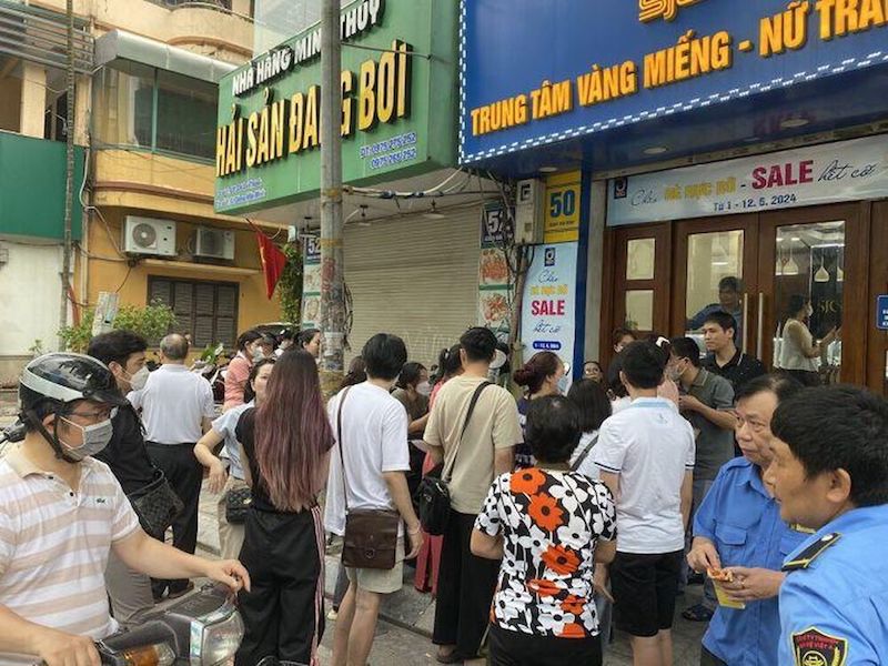 Khách hàng xếp hàng chờ mua vàng ở một cửa hàng của SJC.