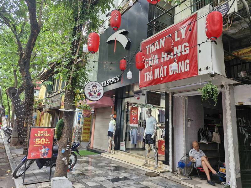 Mặt bằng trên phố Hàng Bông (quận Hoàn Kiếm, Hà Nội) treo biển cho thuê. Ảnh: Thu Giang