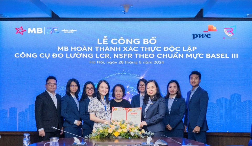 Bà Phạm Thị Trung Hà, Phó Tổng giám đốc MB nhận giấy chứng nhận hoàn thành xác thực độc lập công cụ đo lường LCR, NSFR theo chuẩn mực Basel III.