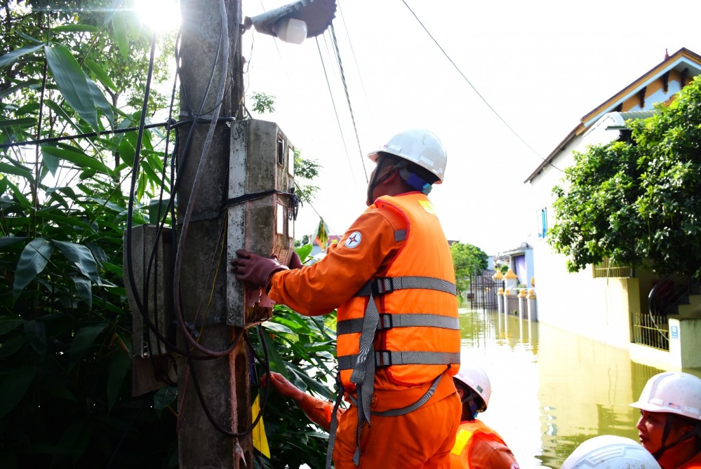 Công nhân EVNHANOI thực hiện ngừng cung cấp điện tại những hộ gia đình bị ngập úng, phải di tản