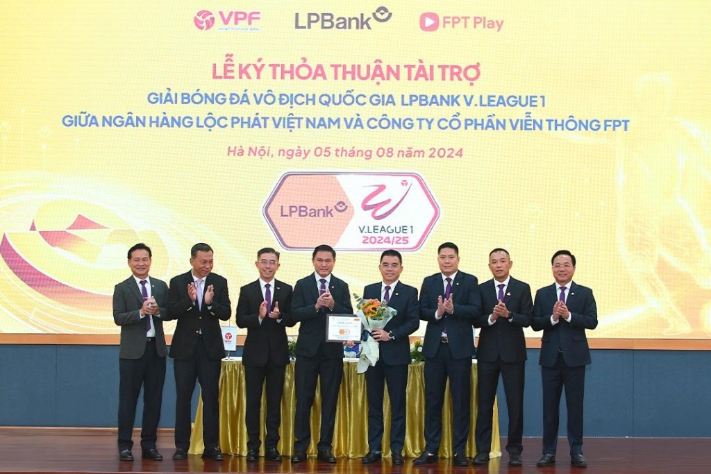 Ông Hồ Nam Tiến - Phó Chủ tịch HĐQT, Tổng Giám đốc LPBank nhận bảng danh vị và hoa chúc mừng từ Ông Trần Anh Tú - Chủ tịch VPF và Ông Hoàng Việt Anh - Chủ tịch FPT Telecom