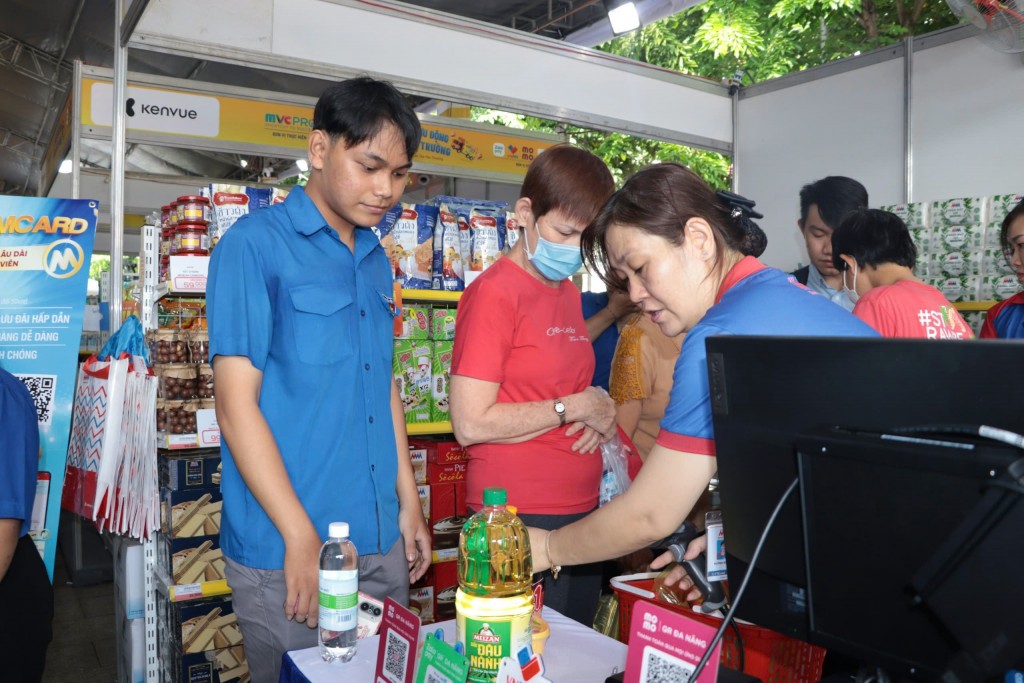 Người dân mua hàng tại các gian hàng