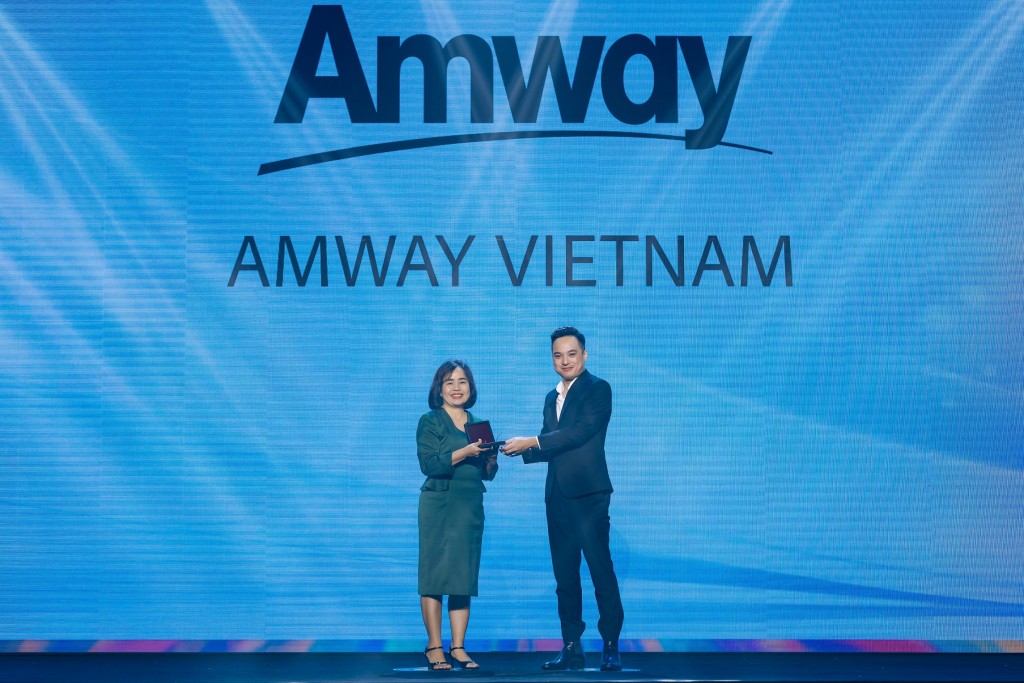 Bà Phan Nguyên Nhật Thảo, Giám đốc Nhân sự Amway tiểu vùng Việt Nam-Indonesia-Philippines vinh dự nhận giải từ ban tổ chức