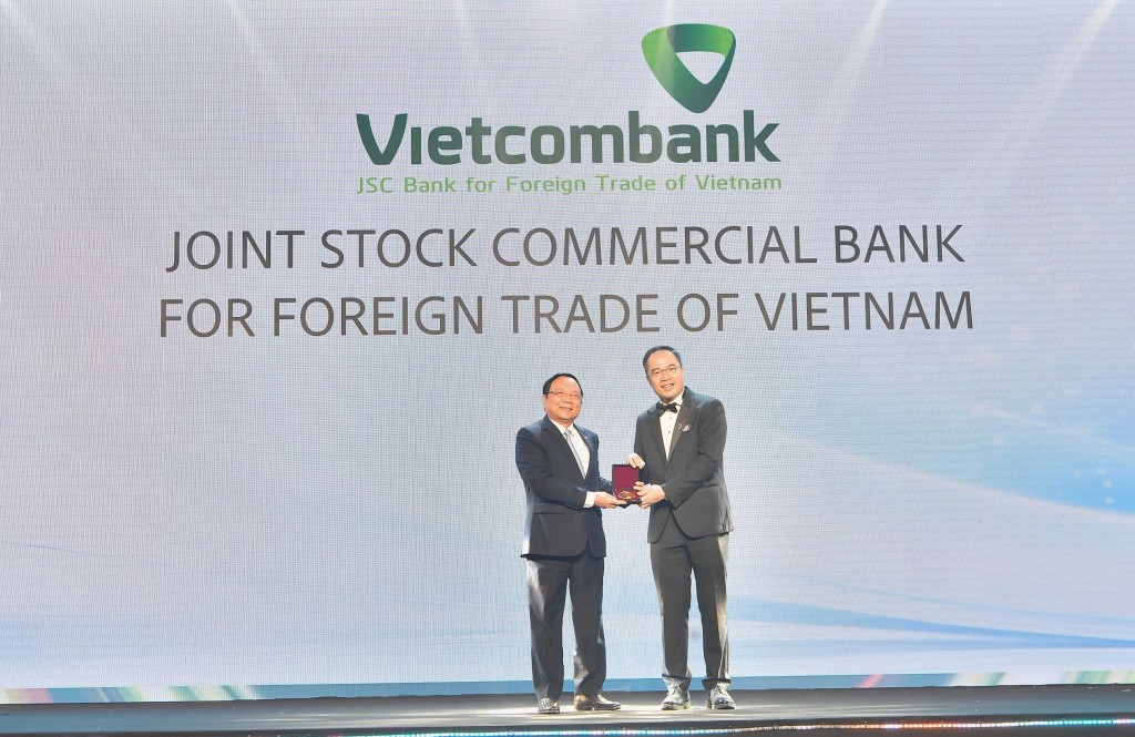 Ông Kiều Hữu Thiện - Giám đốc Trường Đào tạo VCB đại diện Vietcombank nhận giải đặc biệt từ BTC