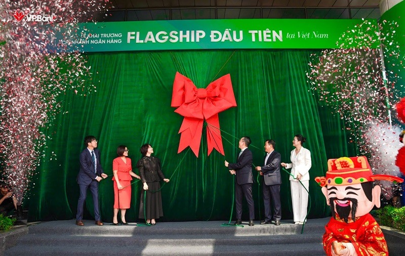 Ban lãnh đạo VPBank cùng kéo băng khánh thành chi nhánh Flagship