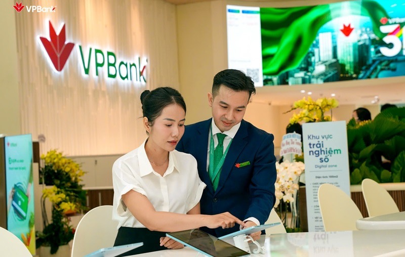 Khách hàng trải nghiệm giao dịch “Paperless” tại VPBank Flagship