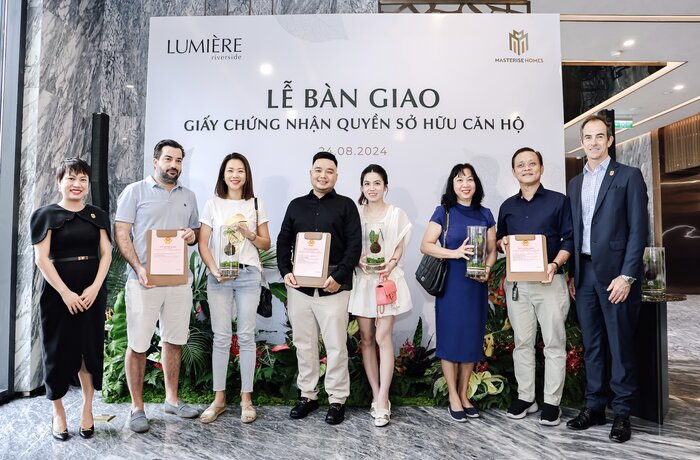 Chỉ sau 8 tháng bàn giao căn hộ, Masterise Homes chính thức trao sổ hồng đầu tiên cho cư dân LUMIÈRE riverside.