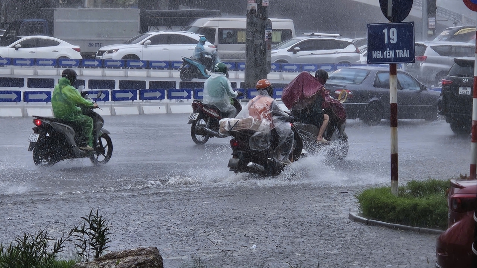 Khu vực phố Nguyễn Trãi rơi vào ngập nhẹ.