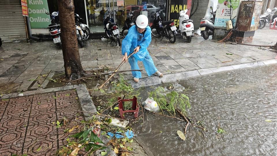 Vớt rác để lưu thông dòng chảy