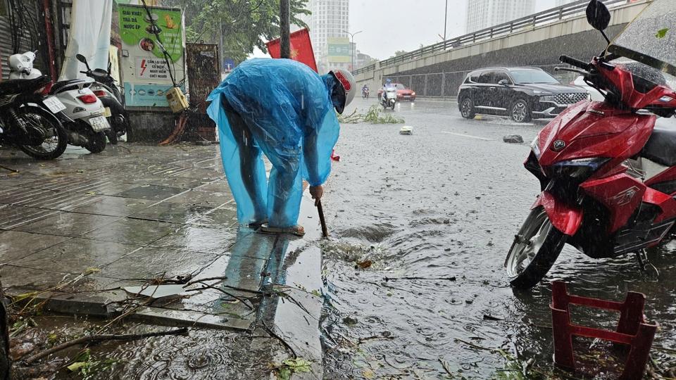 Hà Nội: mưa to, gió lớn gây đổ cây, ngập nhẹ tại một số tuyến phố - Ảnh 7