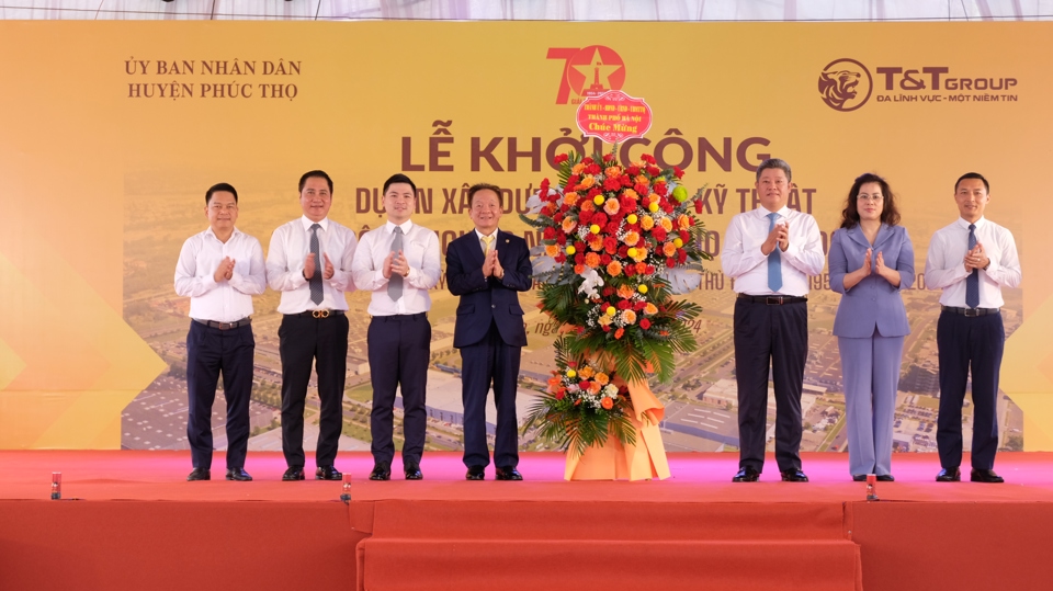 TP Hà Nội tặng lẵng hoa chúc mừng Tập đoàn T&T Group (chủ đầu tư dự án) tại lễ khởi công.