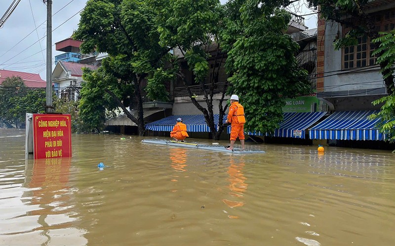 Nhân viên điện lực Lạng Sơn đóng bè đi kiểm tra, khắc phụ lưới điện trong nước lũ