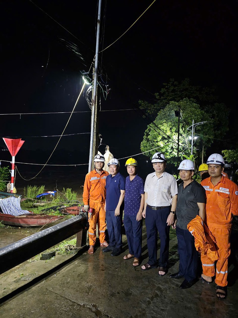 Công ty Điện lực Phú Thọ cấp điện ngay trong đêm để kéo đèn chiếu sáng phục vụ lắp đặt cầu phao, đảm bảo giao thông tạm thời cho người dân