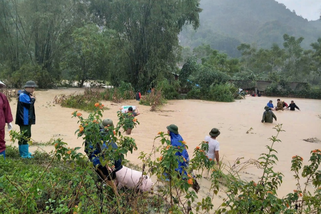 Mưa bão, lũ lụt đang ảnh hưởng nặng nề tới cuộc sống người dân, hoạt động sản xuất - kinh doanh nhiều tỉnh, thành phố phía Bắc