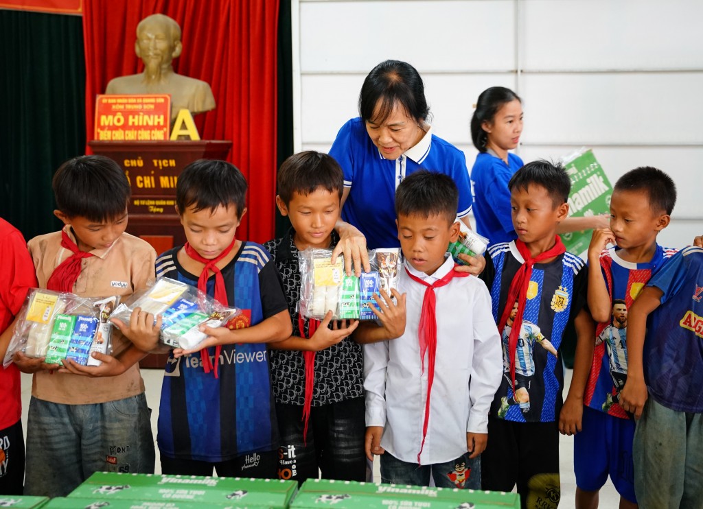 Bà Nguyễn Thị Minh Tâm - Giám đốc Chi nhánh Vinamilk Hà Nội, trao phần quà của Vinamilk cho các bé ở xóm Trung Sơn, xã Quang Sơn, huyện Đồng Hỷ (tỉnh Thái Nguyên)