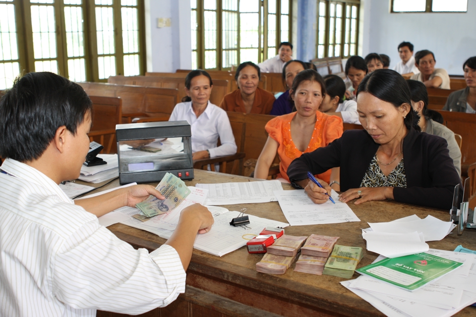 Nguồn vốn chính sách rất cần thiết để các hộ nghèo có điều kiện lao động, sản xuất, phát triển kinh tế. Ảnh: Phạm Hùng