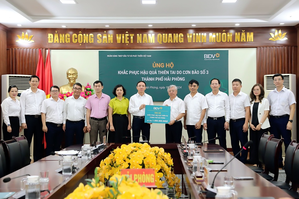 Ông Trần Xuân Hoàng - Phó Bí thư Thường trực Đảng ủy, Ủy viên HĐQT BIDV - đại diện ngân hàng, trao kinh phí ủng hộ khắc phục hậu quả thiên tai do cơn bão số 3 tại TP Hải Phòng.