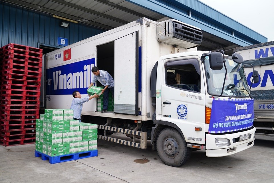 Anh Nguyễn Ngọc Tuyến, lái xe của Xí nghiệp kho vận Hà Nội, Vinamilk, tâm sự không biết đã đi bao nhiêu chuyến hàng hỗ trợ tại các khu vực ngập sâu của Hà Nội, hay đến Thái Nguyên, Yên Bái. Sáng xe đi từ lúc 5h, về lại kho khoảng tối muộn và tiếp tục bốc dỡ hàng để sáng hôm sau có thể khởi hành tiếp. “Dù vất vả hơn công việc thường ngày nhưng tôi cảm thấy tự hào khi được góp sức mình, cùng công ty cứu trợ đồng bào, thực hiện các hoạt động thiện nguyện” - anh Tuyến nói.