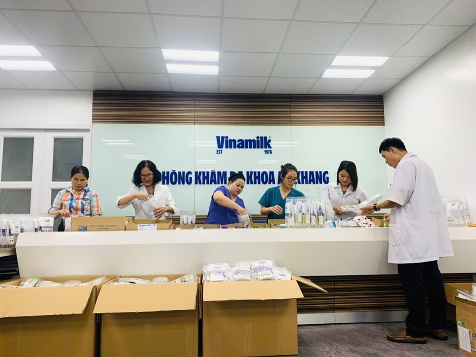Ngoài ra, các y bác sĩ, dược sĩ của Phòng khám đa khoa An Khang (Vinamilk) tại TP Hồ Chí Minh cũng đã cùng nhau chuẩn bị 600 túi thuốc gia đình để gửi đến bà con các tỉnh miền Bắc như Hà Giang, Tuyên Quang... Túi thuốc gồm các loại thuốc cơ bản cần thiết, được kèm theo tờ hướng dẫn cụ thể, rõ ràng để người dân sử dụng.