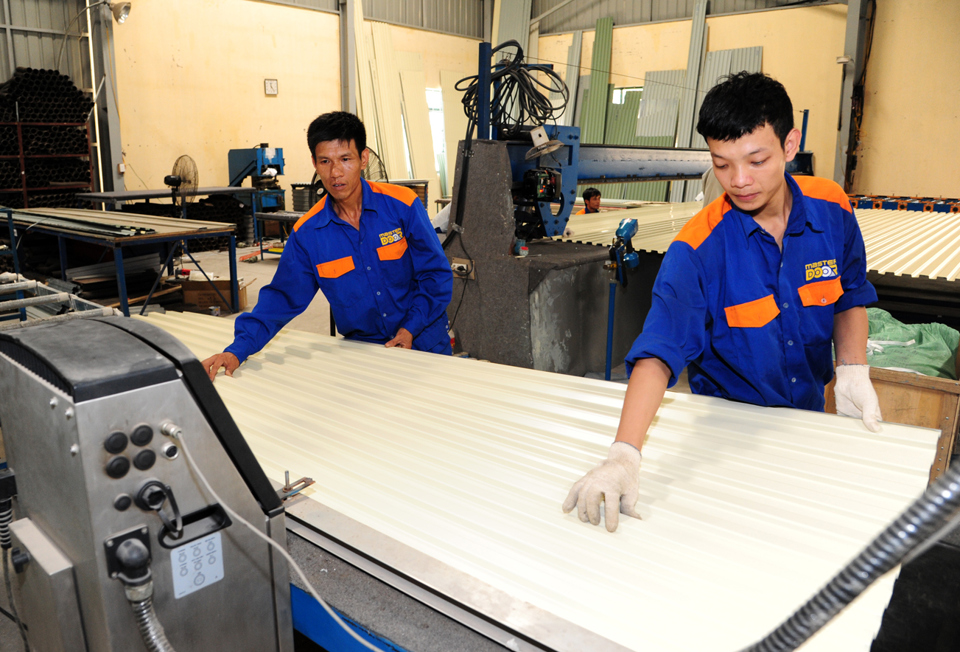 Nhiều ngân hàng giảm lãi vay cho doanh nghiệp để phục hồi sản xuất sau bão. Ảnh: Hải Linh
