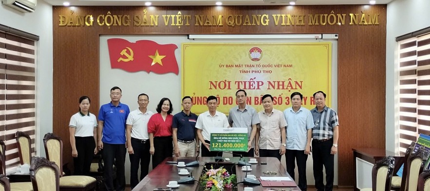 Công ty  Cổ phần Bia Hà Nội - Hồng Hà ủng hộ đồng bào thông qua Uỷ ban MTTQ Việt Nam - tỉnh Phú Thọ