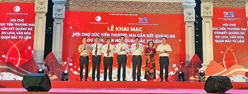 Các đại biểu nhấn nút khai mạc hội chợ xúc tiến thương mại gắn kết quảng bá du lịch, văn hóa quận Bắc Từ Liêm. Ảnh: Hoài Nam