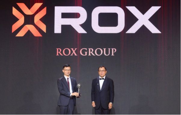 Ông Dương Ngọc Dũng (bên trái) đại diện ROX Group nhận giải ở hạng mục Thương hiệu Truyền cảm hứng - APEA 2024.
