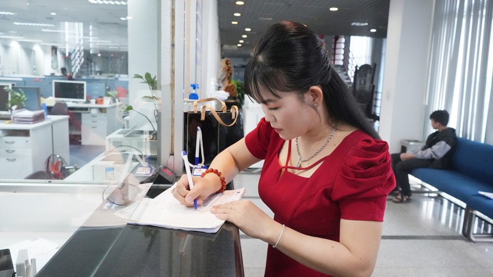 Chị Võ Thị Thúy Hiền làm thủ tục nhận Giải Đặc biệt từ chương trình “Xé nhãn Trà Dr Thanh, 1 lần trúng x9 lần quà” tại Công ty Tân Hiệp Phát.