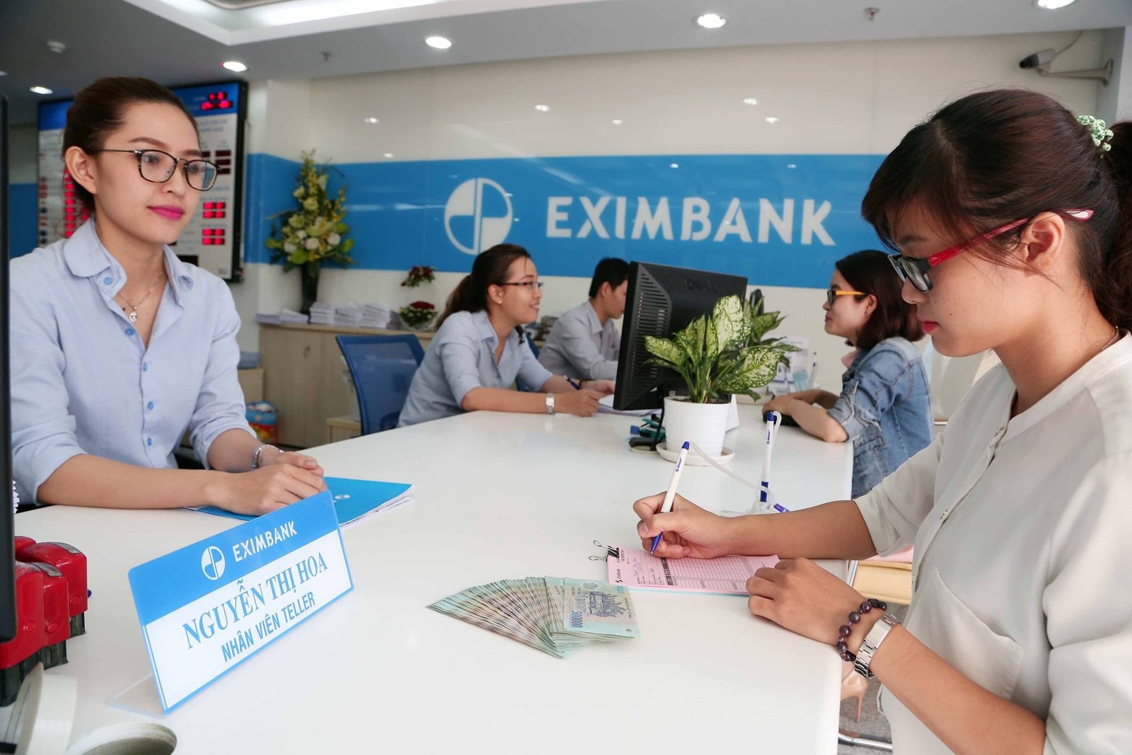 Eximbank lần đầu tiên trong lịch sử họp Đại hội đồng cổ đông ở Hà Nội, bàn chuyện đổi trụ sở chính- Ảnh 1. Eximbank lần đầu tiên trong lịch sử họp Đại hội đồng cổ đông ở Hà Nội, bàn chuyện đổi trụ sở chính- Ảnh 1.
