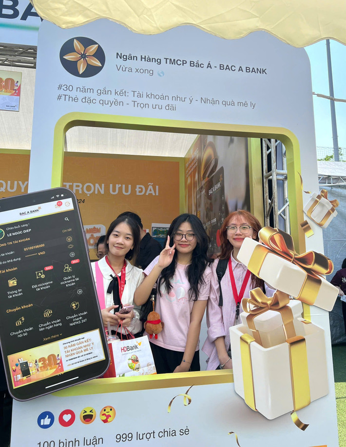 Gian hàng của BAC A BANK luôn thu hút đông đảo các bạn trẻ đến mua sắm và trải nghiệm các dịch vụ thanh toán không dùng tiền mặt.