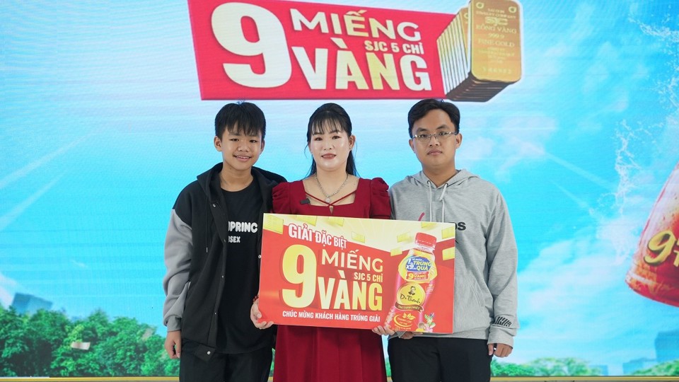 Chị Hiền cùng 2 con trai vui mừng trong buổi nhận Giải Đặc biệt trị giá 9 miếng vàng SJC, mỗi miếng 5 chỉ nhờ uống Trà Dr Thanh.