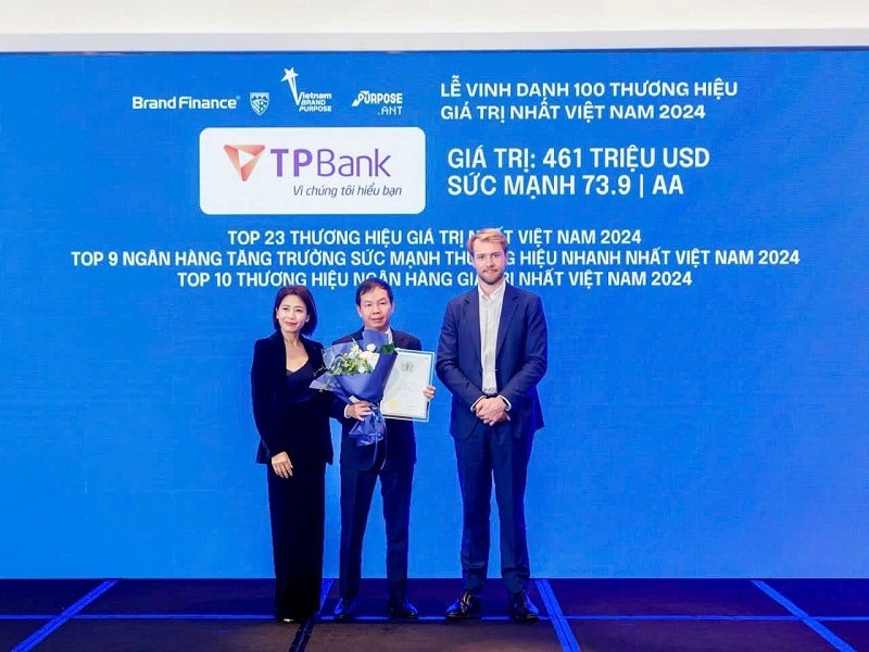 Ông Lê Hồng Nam - Phó Tổng Giám đốc TPBank nhận giải thưởng từ Brand Finance