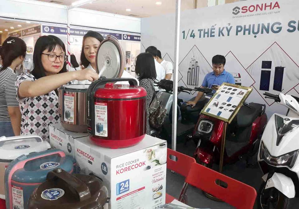 Giới thiệu sản phẩm công nghiệp chủ lực tại Hội chợ triển lãm sản phẩm công nghiệp chủ lực TP Hà Nội 2023. Ảnh: Hoài Nam