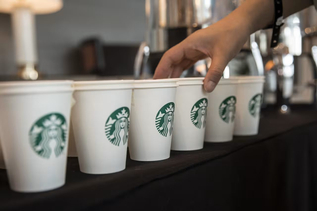 Starbucks chìm vào khủng hoảng: Doanh số giảm 7%, phải hoãn báo cáo kế hoạch cho năm 2025, bí kíp thành công trong đại dịch Covid-19 đang phản tác dụng- Ảnh 2.