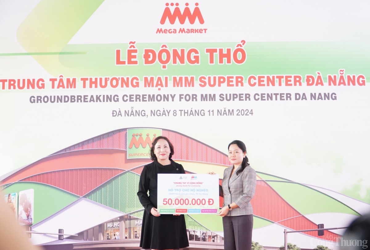 Tại chương trình, MM Mega Market đã trao tặng 50 phần quà trị giá 50 triệu đồng đến các hộ nghèo thuộc quận Liên Chiểu