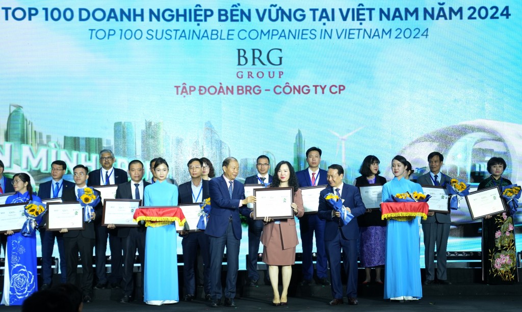 Đại diện Tập đoàn BRG nhận giải thưởng “Top 10 Doanh nghiệp Bền vững Việt Nam”