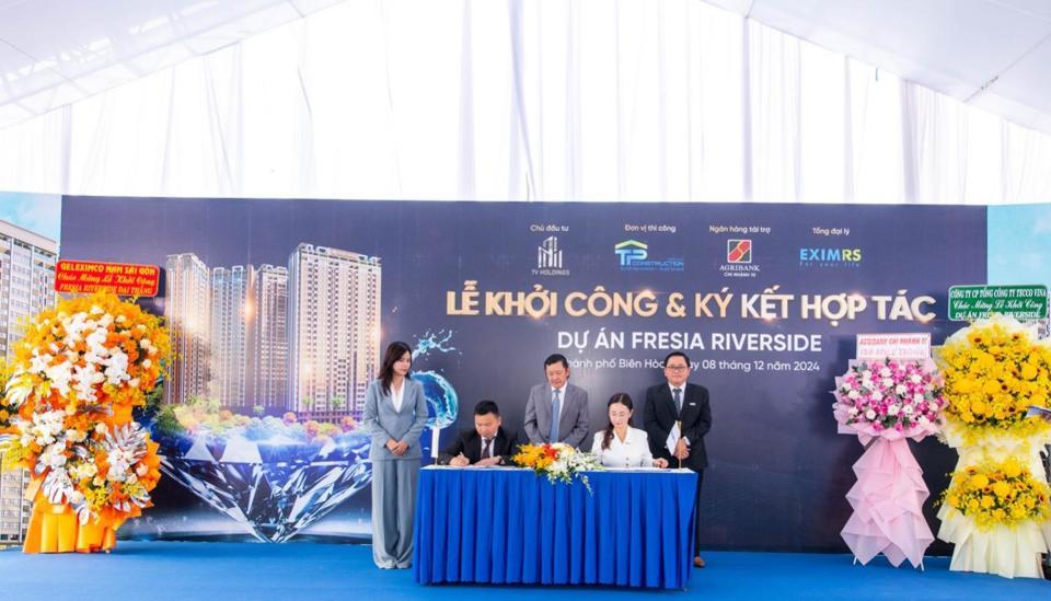 Nghi thức ký kết hợp tác giữa chủ đầu tư TV Holdings và Tổng đại lý tiếp thị phân phối EximRS. 