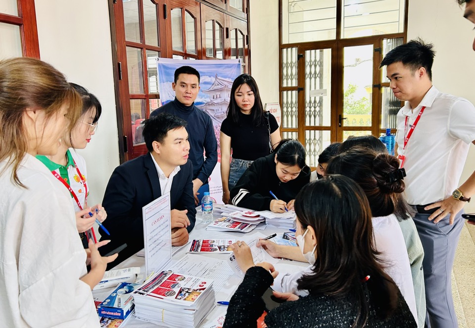 Dịp cuối năm 2024, Trung tâm Dịch vụ việc làm Hà Nội phối hợp thực hiện nhiều phiên giao dịch việc làm để kết nối DN và người lao động. Ảnh: Trần Oanh.