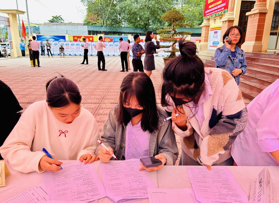 Sinh viên đăng ký tìm việc làm part time tại Phiên giao dịch và tư vấn việc làm huyện Ba Vì năm 2024. Ảnh: Trần Oanh.