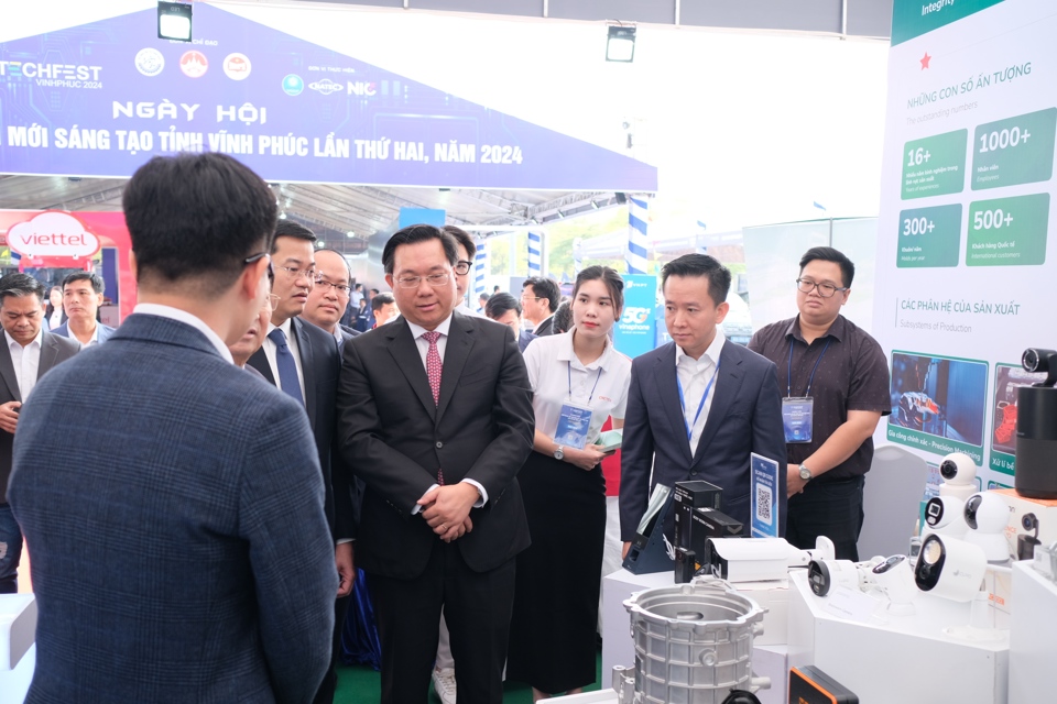 Chủ tịch UBND tỉnh Vĩnh Phúc cùng các đại biểu tham quan gian hàng trưng bày tại Techfest Vĩnh Phúc 2024. Ảnh: Sỹ Hào. 